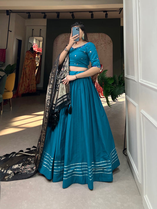 Eleganter rosa-grauer Braut-Lehenga mit Zarkan-Stickerei und Pailletten