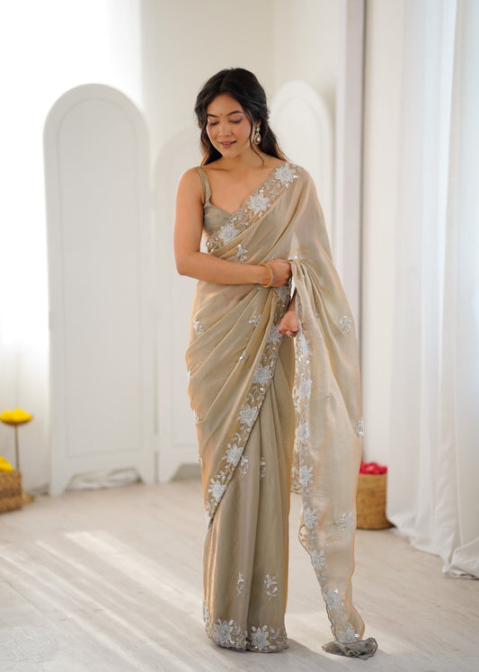 Sari beige or en satin premium brillant orné de perles, sequins et broderies COLLECTION NITA
