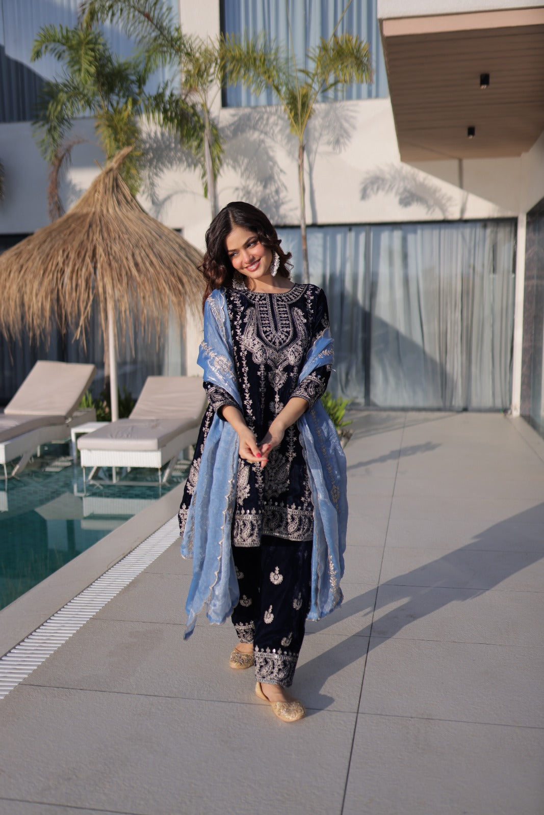 Ensemble Salwar bleu foncé et clair en velours premium et broderies zari