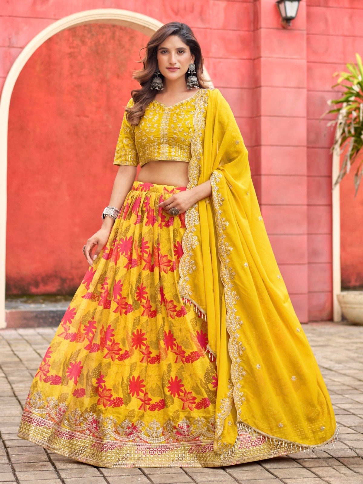 Eleganter rosa-grauer Braut-Lehenga mit Zarkan-Stickerei und Pailletten