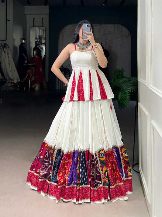 Eleganter rosa-grauer Braut-Lehenga mit Zarkan-Stickerei und Pailletten