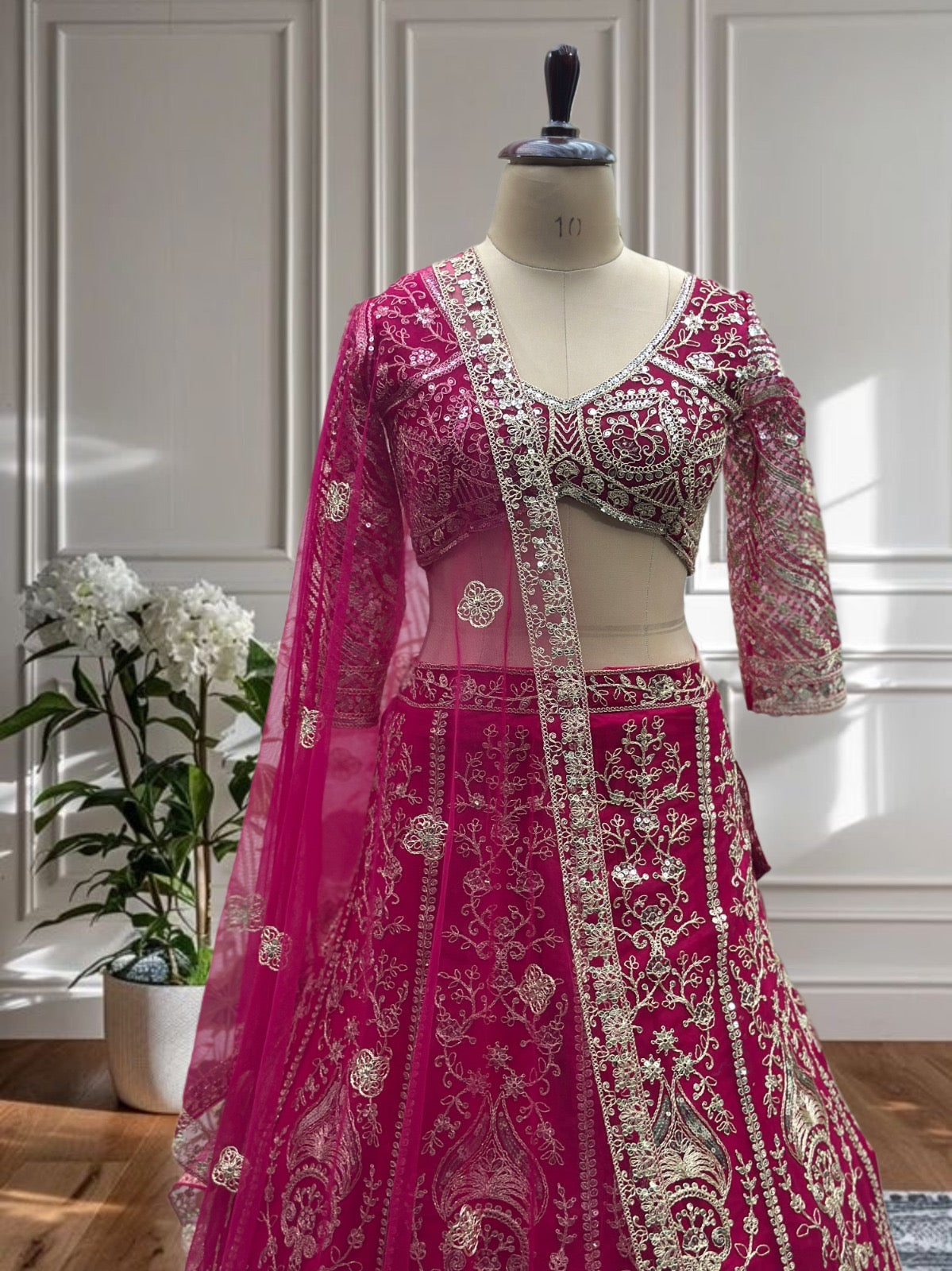 Lehenga rose fuchsia somptueux en butterfly net avec broderies de sequins