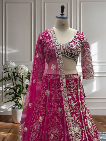 Lehenga rose fuchsia somptueux en butterfly net avec broderies de sequins