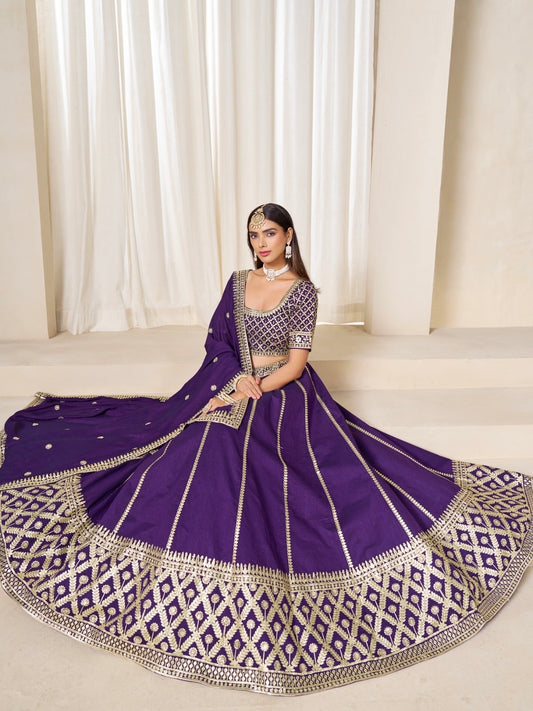 Eleganter rosa-grauer Braut-Lehenga mit Zarkan-Stickerei und Pailletten
