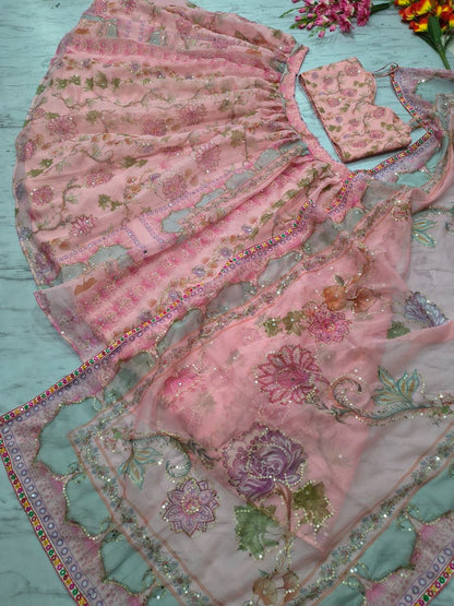 Lehenga rose clair romantique en soie avec broderies de fleurs et miroirs faits-main