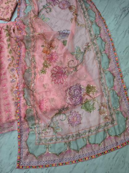 Lehenga rose clair romantique en soie avec broderies de fleurs et miroirs faits-main
