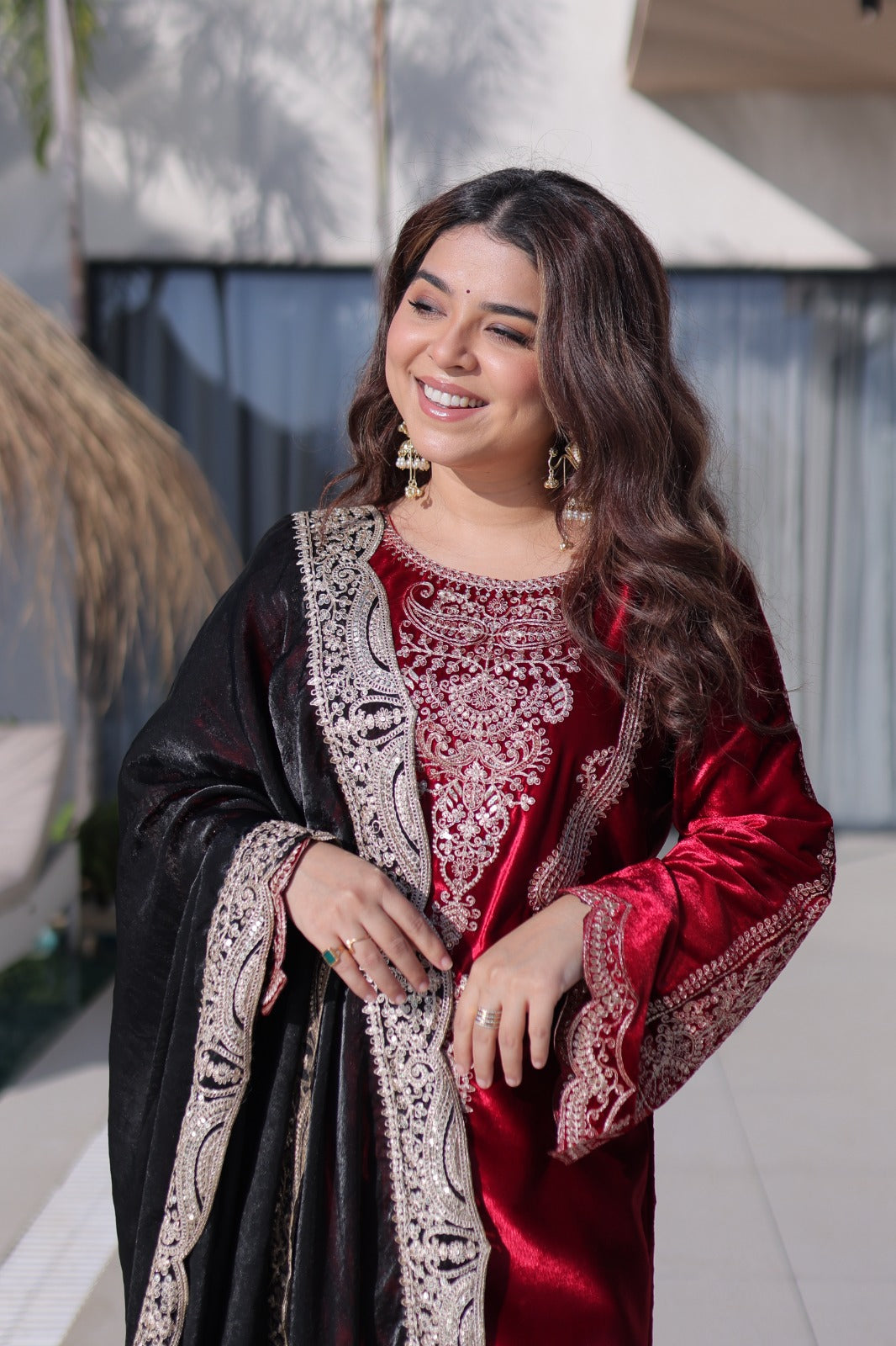 Ensemble Salwar rouge et noir en velours léger de qualité et broderies zari