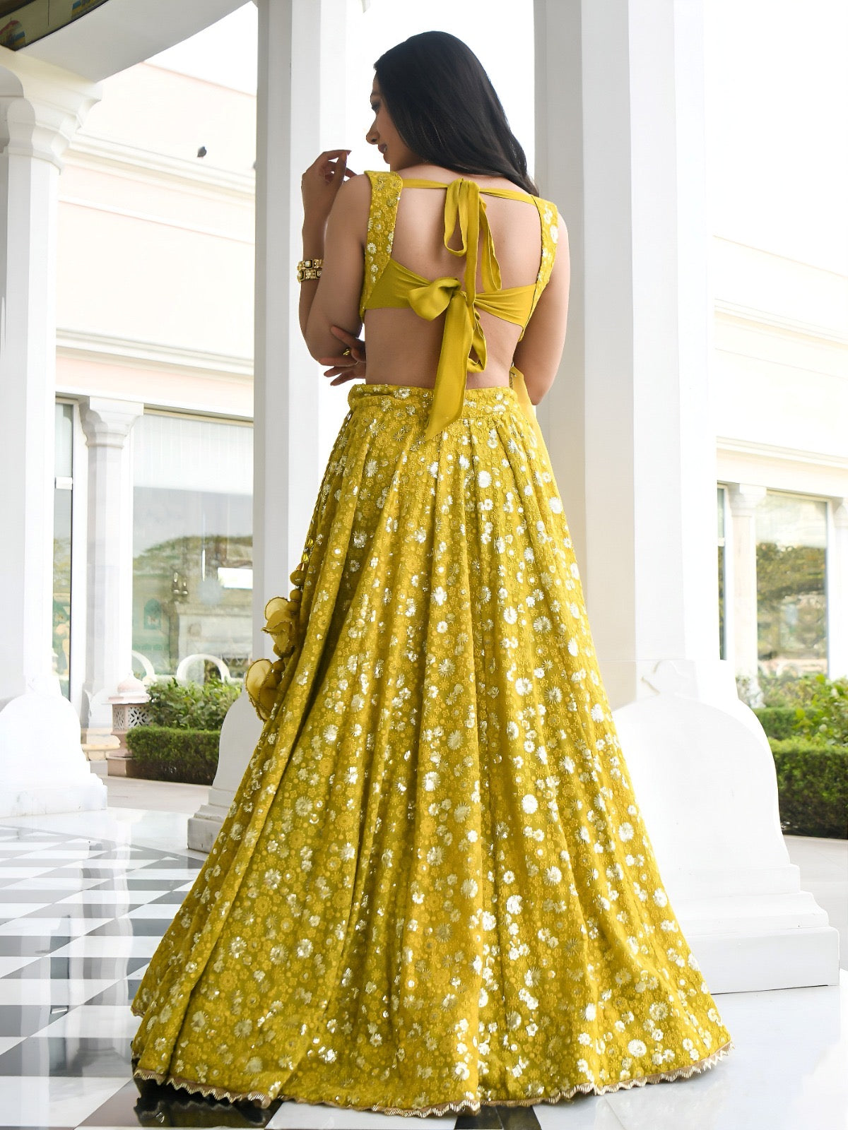 Lehenga vert olive clair en georgette léger avec travail traditionnel