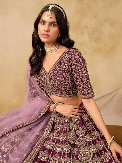 Lehenga violet foncé brillant de fête en soie artificielle travaillé COLLECTION AMALYA