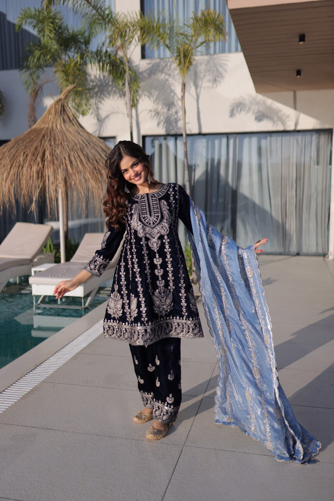 Ensemble Salwar bleu foncé et clair en velours premium et broderies zari