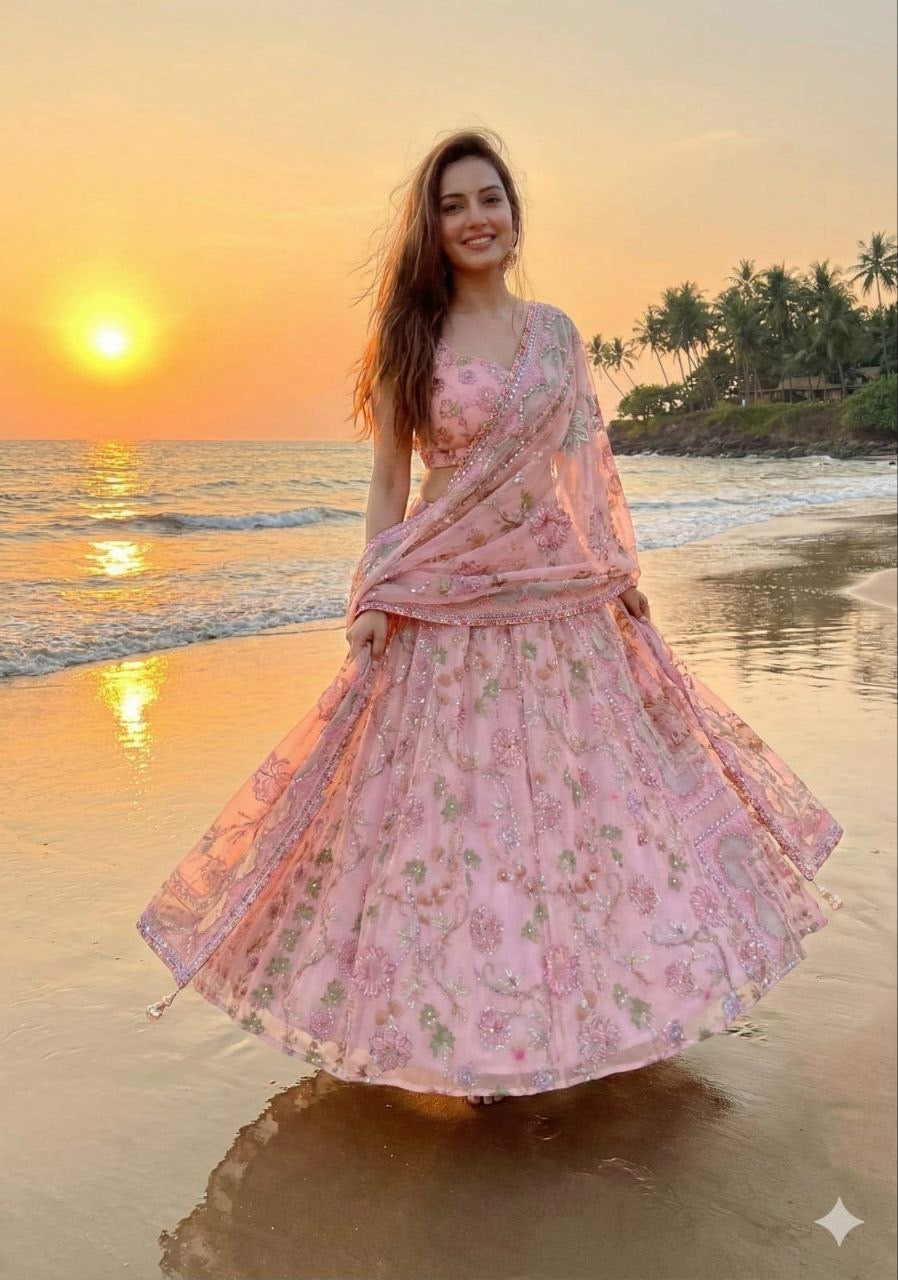 Lehenga rose clair romantique en soie avec broderies de fleurs et miroirs faits-main