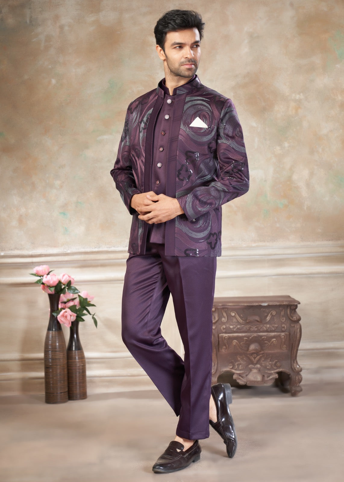 Ensemble Homme Costume Jodhpuri Violet Imprimé Coloré Avec Poche Sur Veste Haut de Gamme en Terry Rayon avec Broderies de fleurs et Sequins COLLECTION KANWAR