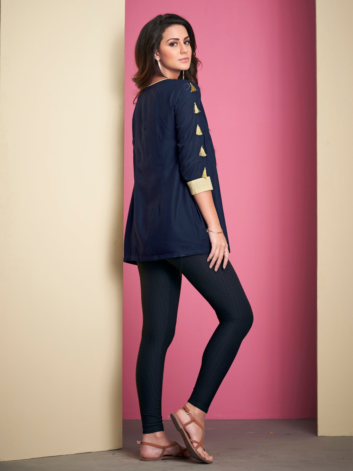 Schlichtes, marineblaues, kurzes Kurta-Top aus Viskose mit Stickereien und Anhängern