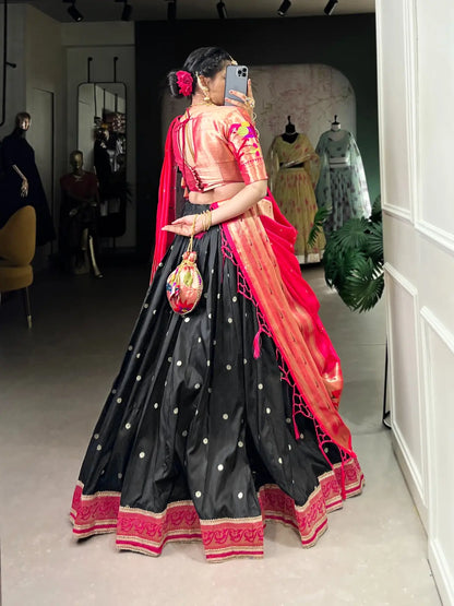 Lehenga Choli Paithani en Soie Jacquard Noire avec Tissage Zari