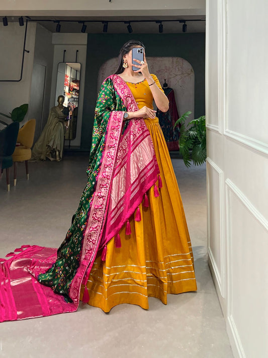 Eleganter rosa-grauer Braut-Lehenga mit Zarkan-Stickerei und Pailletten