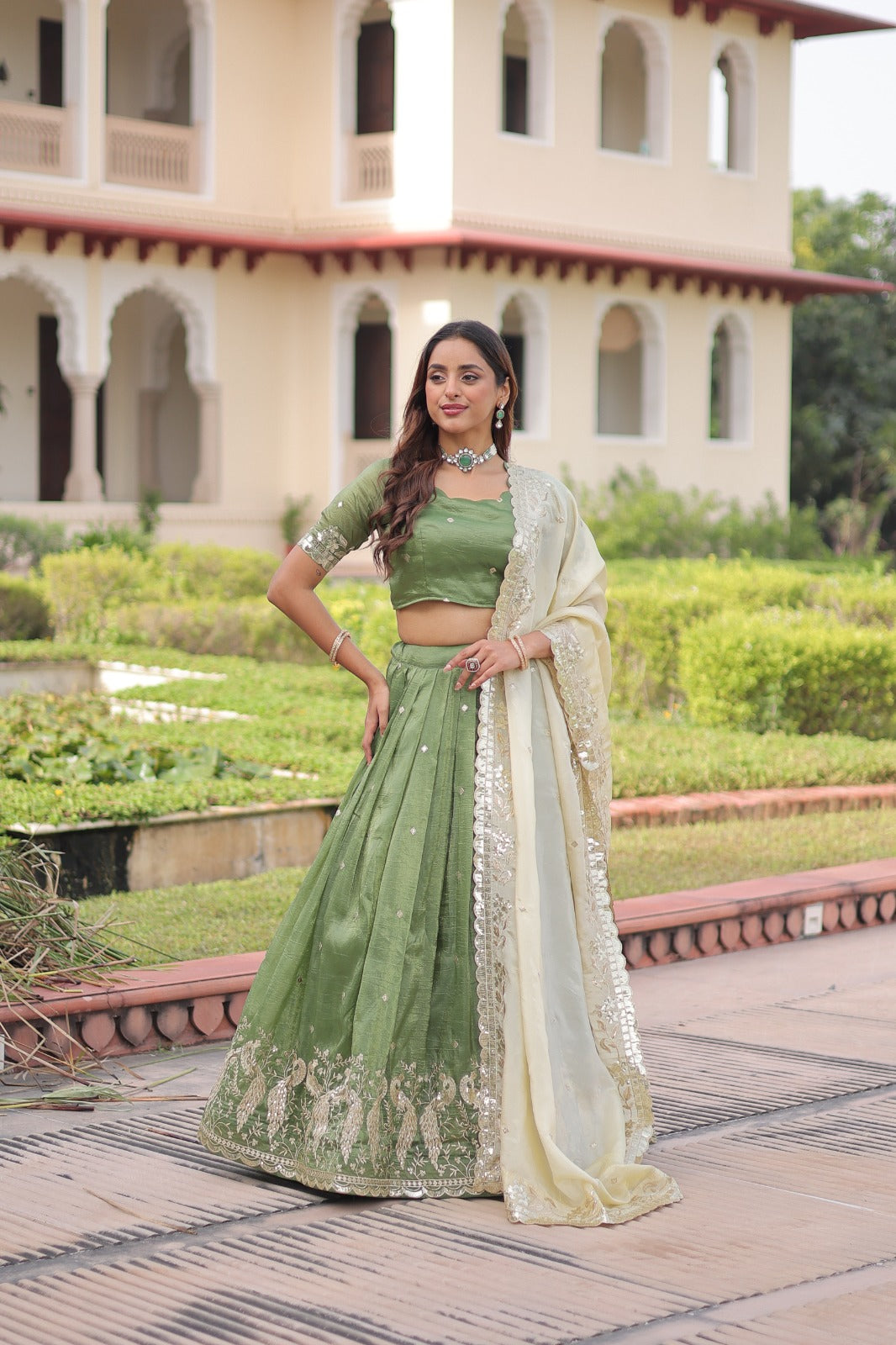 Lehenga vert pistache en Gold Crush avec dupatta crème et broderies de sequins COLLECTION HEMMA