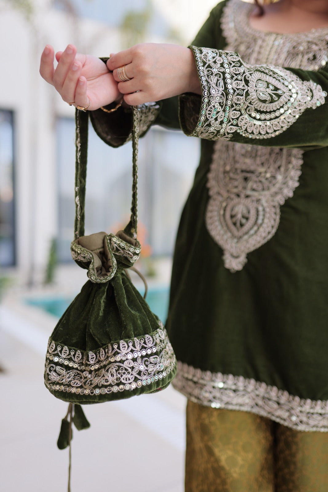 Ensemble Salwar Suit vert foncé et clair en velours et zari avec sac style batwa assorti COLLECTION ZOYA