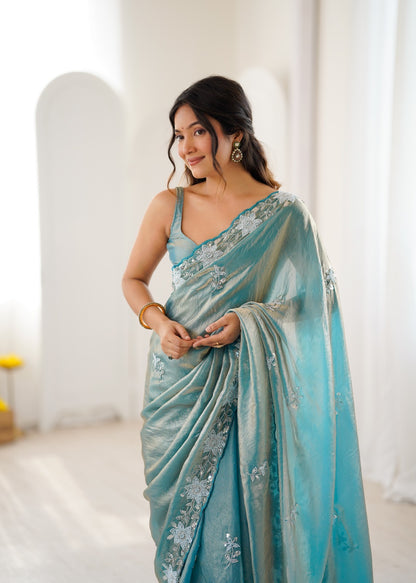 Sari bleu lagon en satin premium brillant orné de perles, sequins et broderies COLLECTION NITA