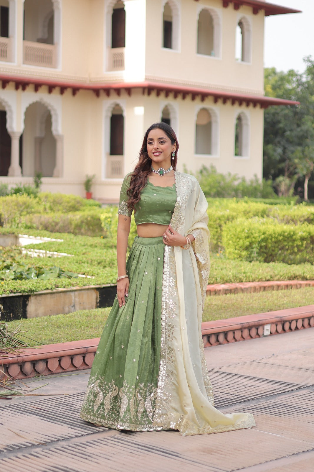 Lehenga vert pistache en Gold Crush avec dupatta crème et broderies de sequins COLLECTION HEMMA