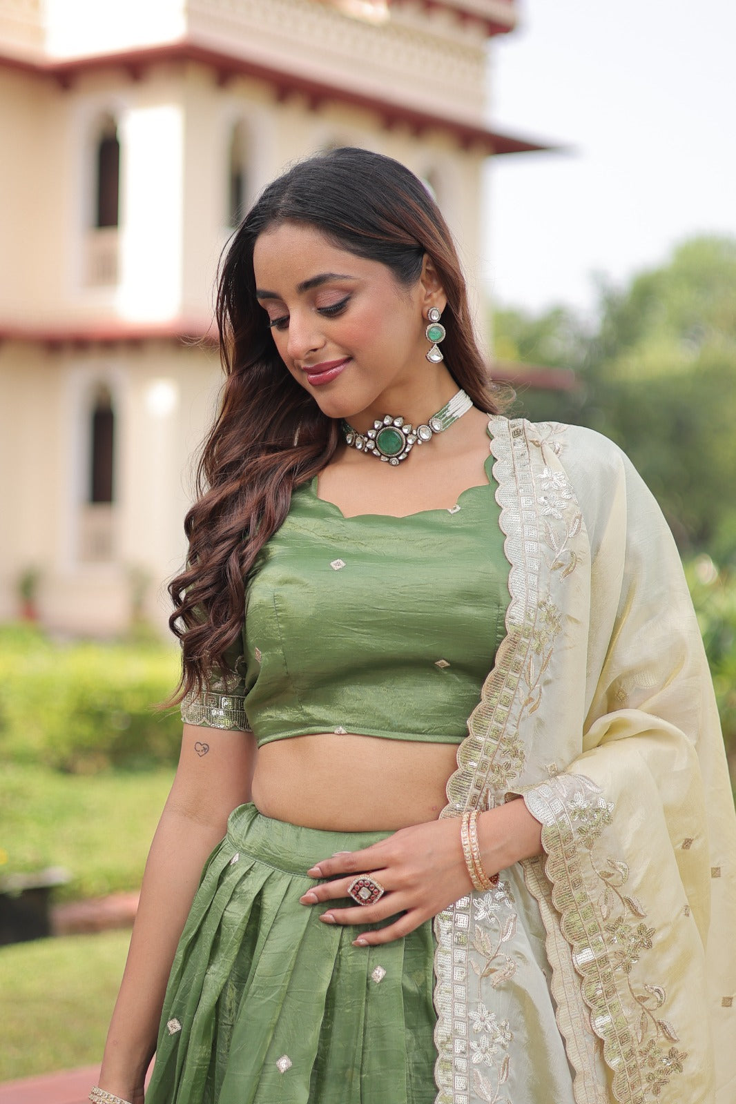 Lehenga vert pistache en Gold Crush avec dupatta crème et broderies de sequins COLLECTION HEMMA