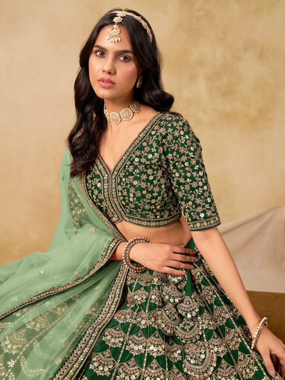Lehenga vert foncé brillant de fête en soie artificielle travaillé COLLECTION AMALYA
