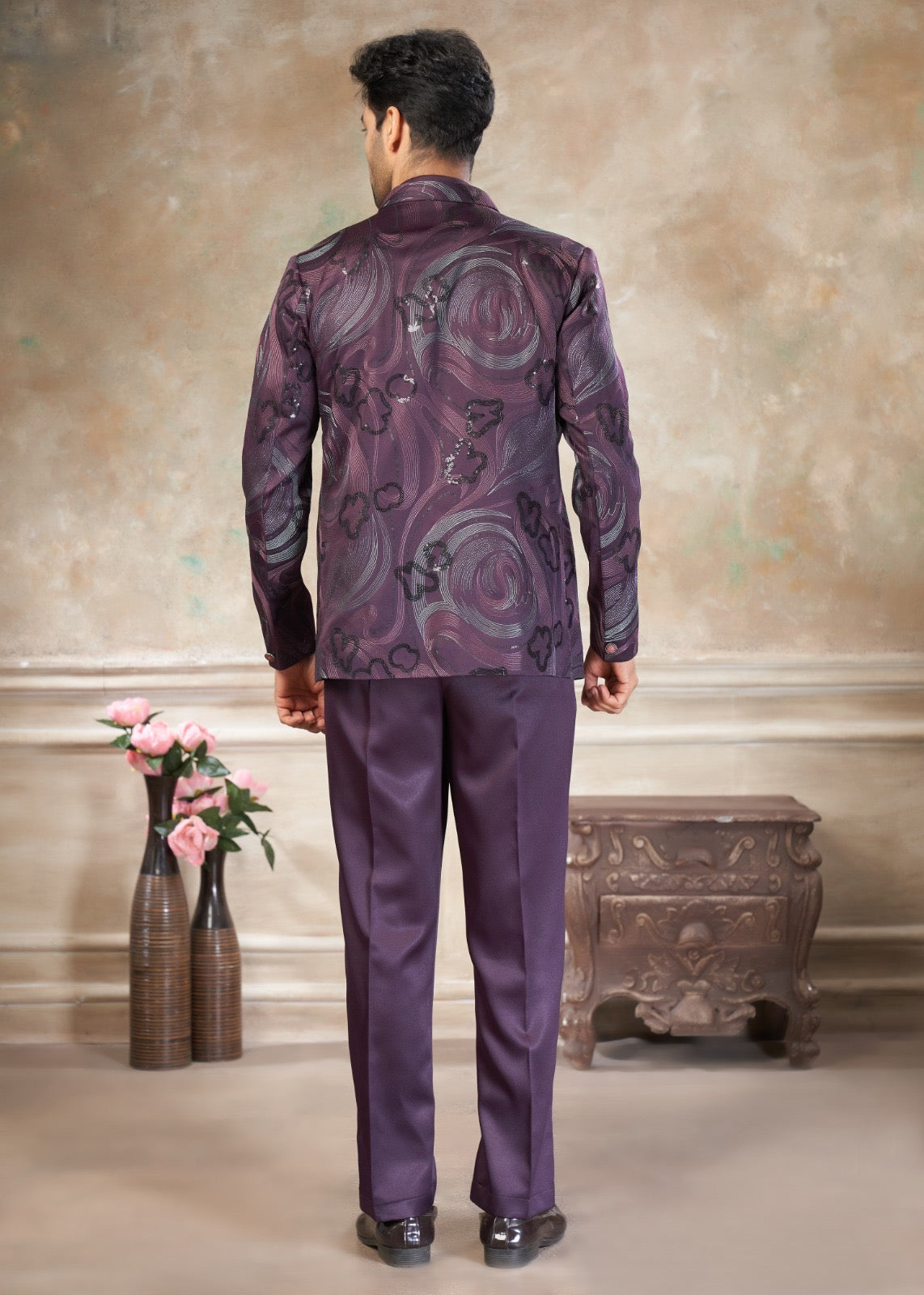 Ensemble Homme Costume Jodhpuri Violet Imprimé Coloré Avec Poche Sur Veste Haut de Gamme en Terry Rayon avec Broderies de fleurs et Sequins COLLECTION KANWAR