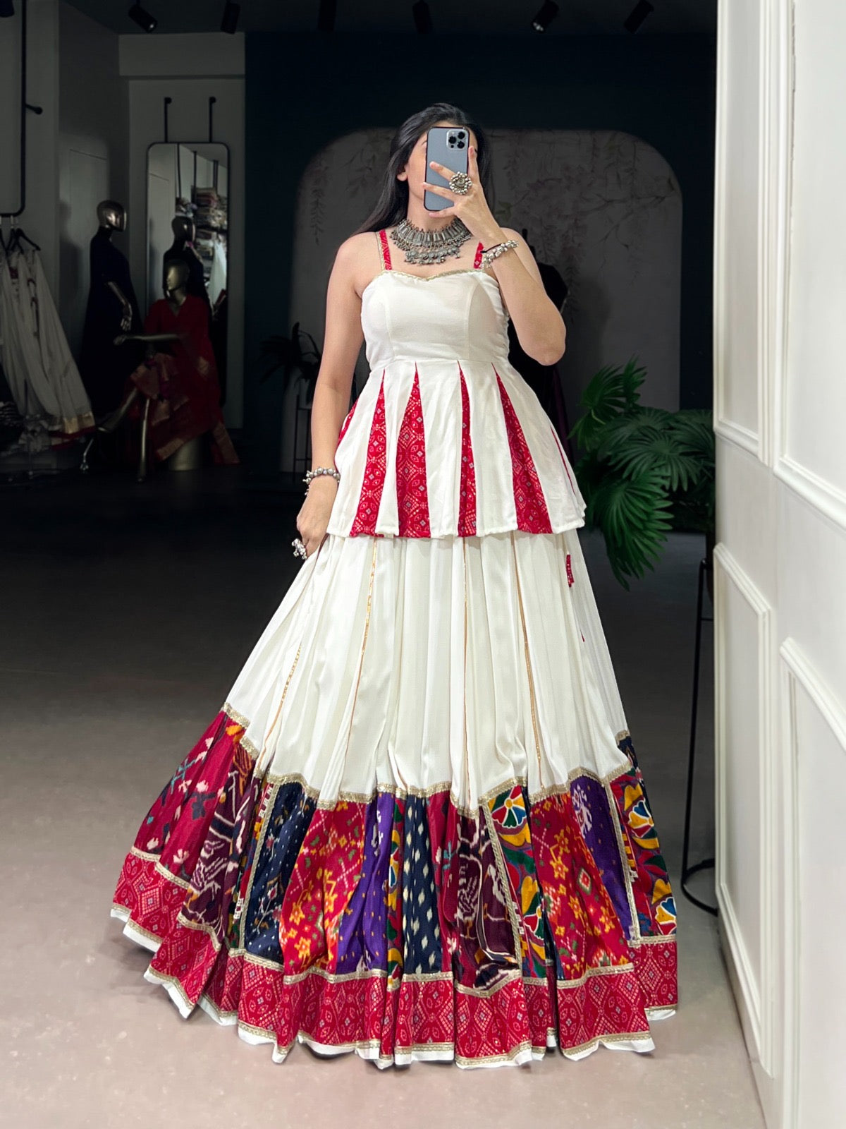 Eleganter rosa-grauer Braut-Lehenga mit Zarkan-Stickerei und Pailletten