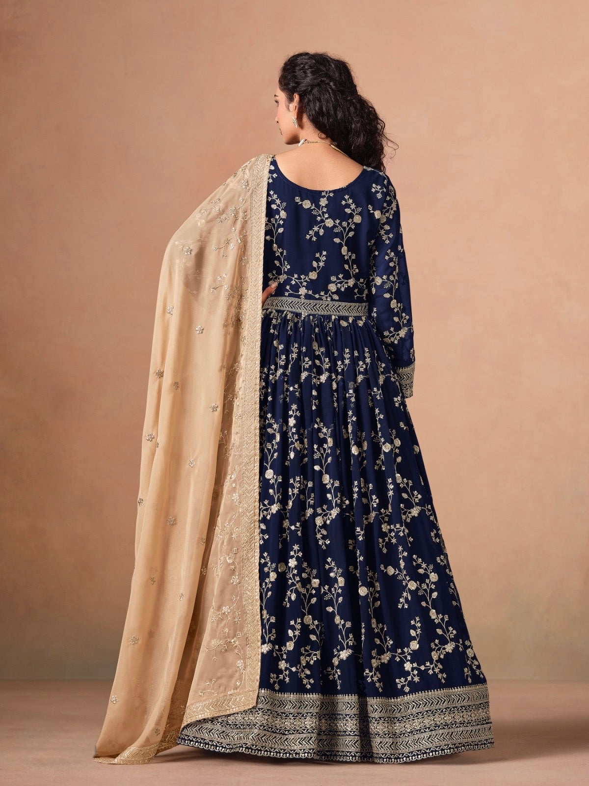 Eleganter rosa-grauer Braut-Lehenga mit Zarkan-Stickerei und Pailletten