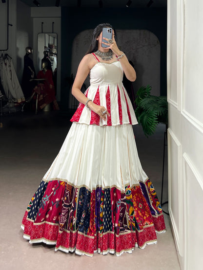 Eleganter rosa-grauer Braut-Lehenga mit Zarkan-Stickerei und Pailletten