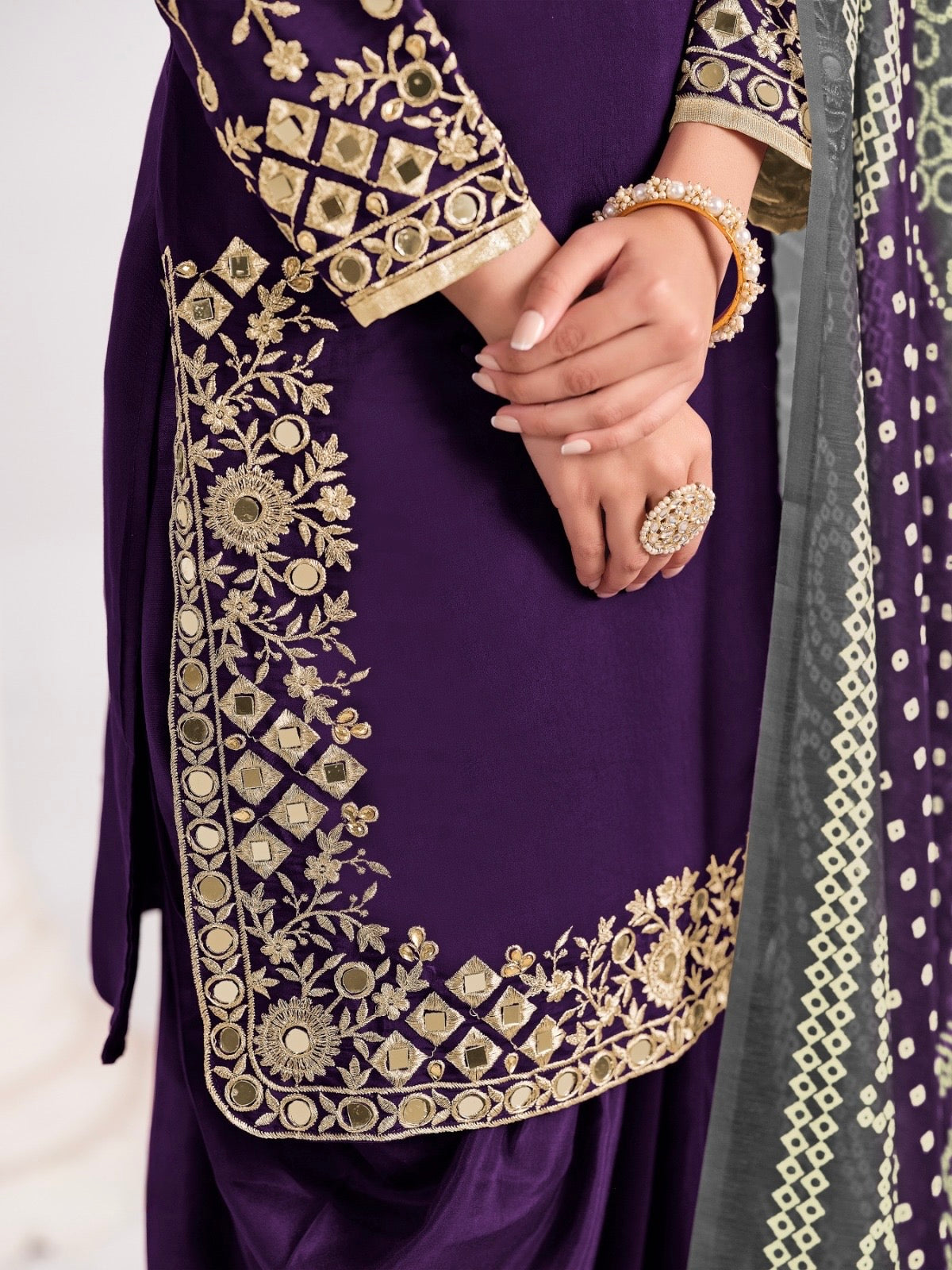 Salwar Suit violet aux détails dorés en soie chanderi COLLECTION MEHER
