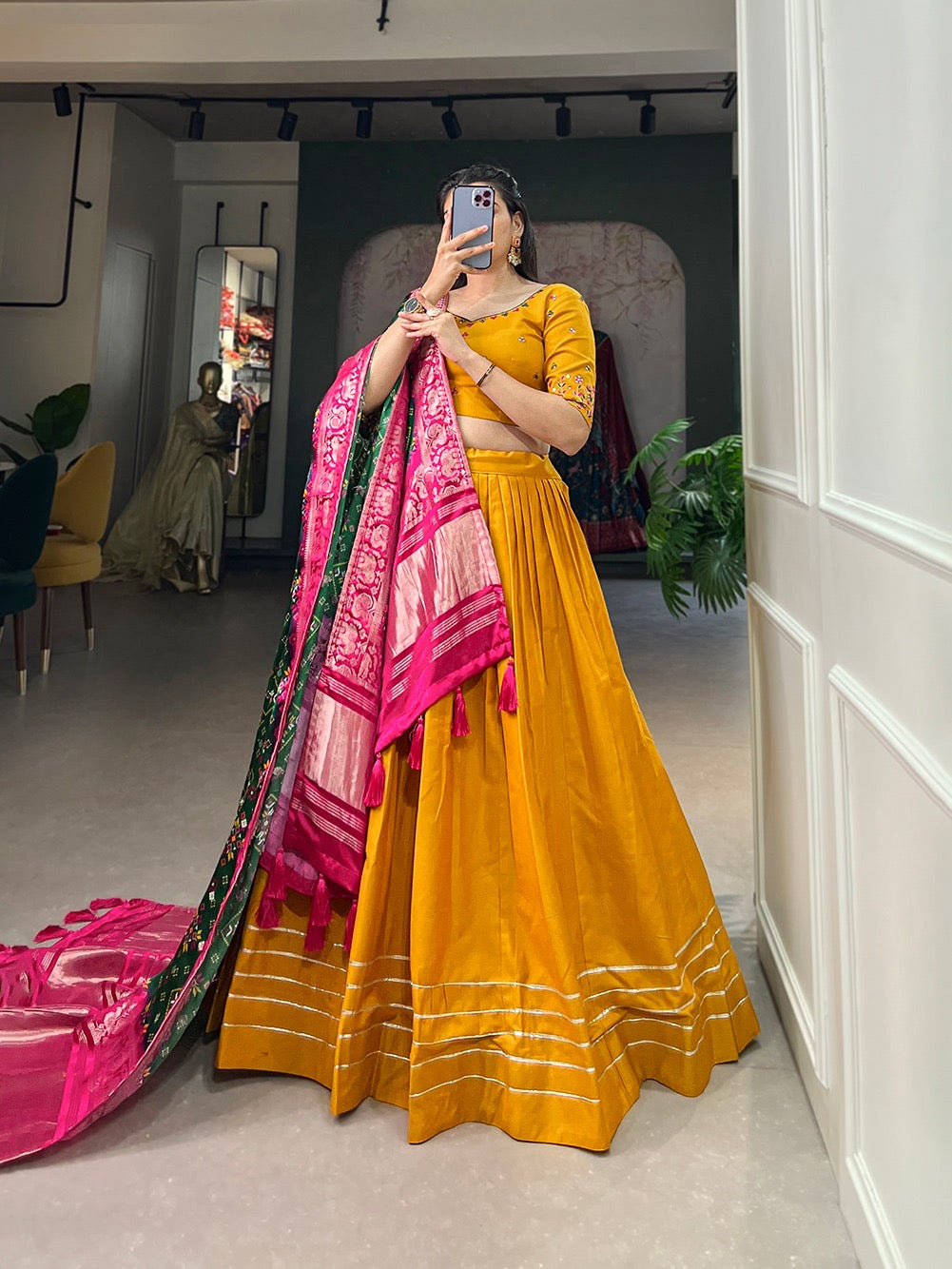 Eleganter rosa-grauer Braut-Lehenga mit Zarkan-Stickerei und Pailletten