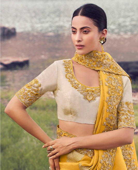 Sari jaune et beige clair en pure soie et jacquard  COLLECTION SAYAARAH