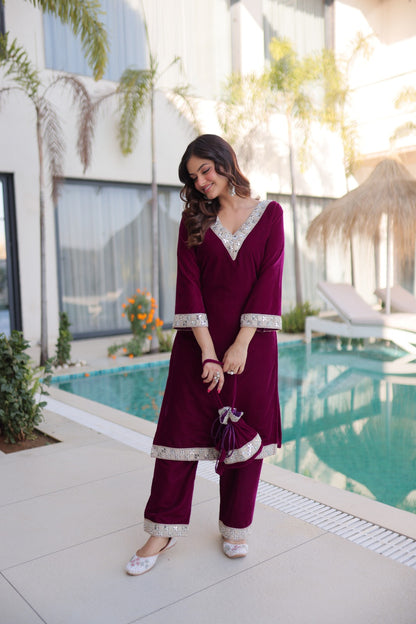 Ensemble Salwar Suit rouge bordeaux et argenté en velours et zari avec sac style batwa assorti COLLECTION ZOYA