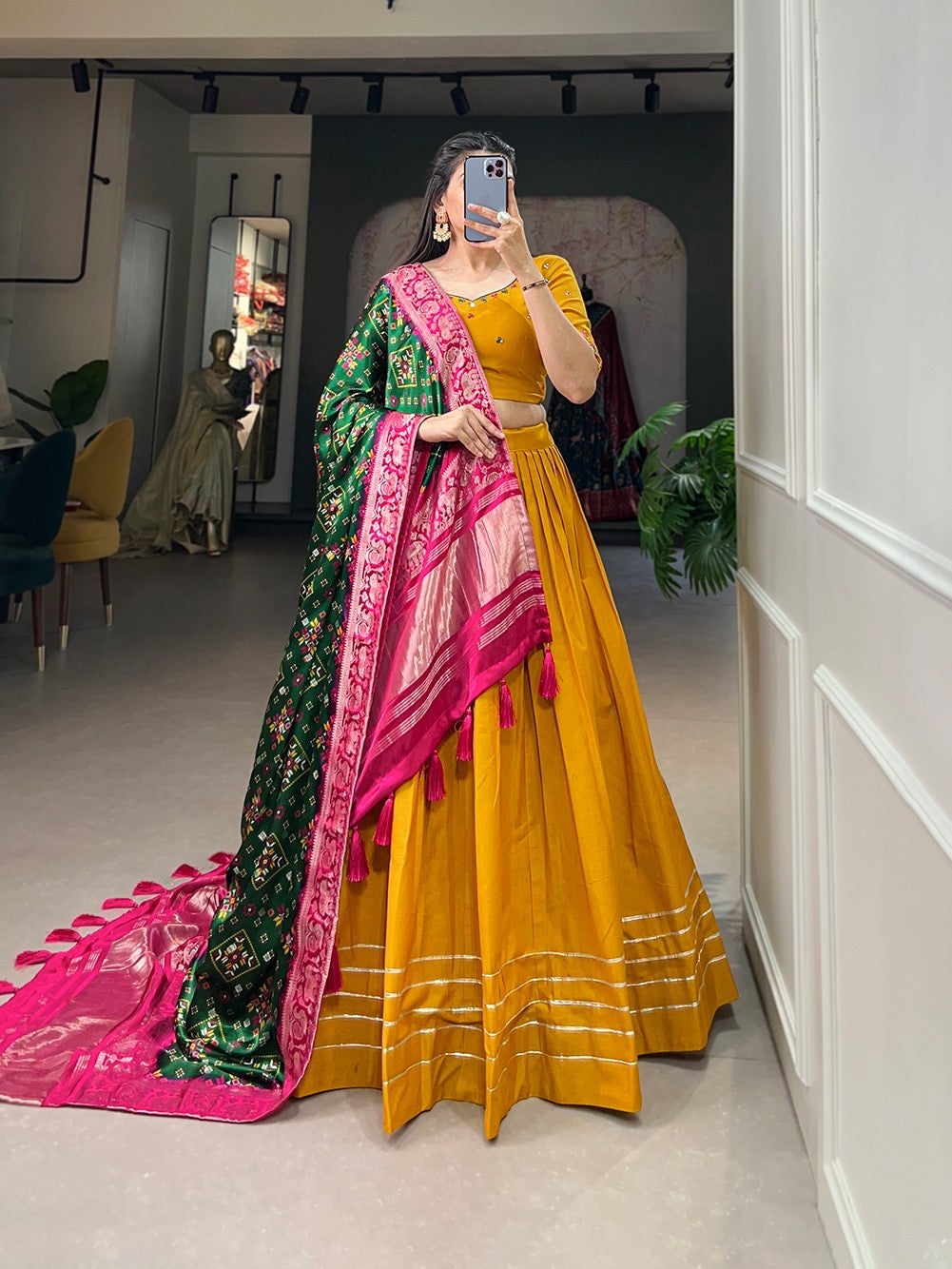 Eleganter rosa-grauer Braut-Lehenga mit Zarkan-Stickerei und Pailletten