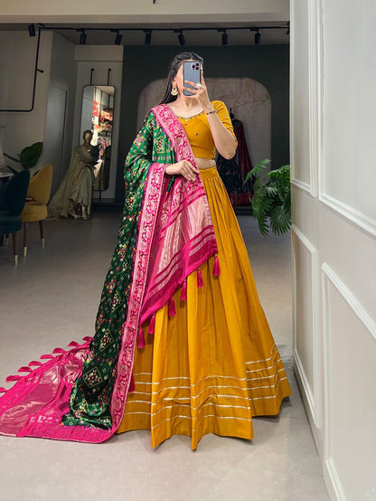 Eleganter rosa-grauer Braut-Lehenga mit Zarkan-Stickerei und Pailletten