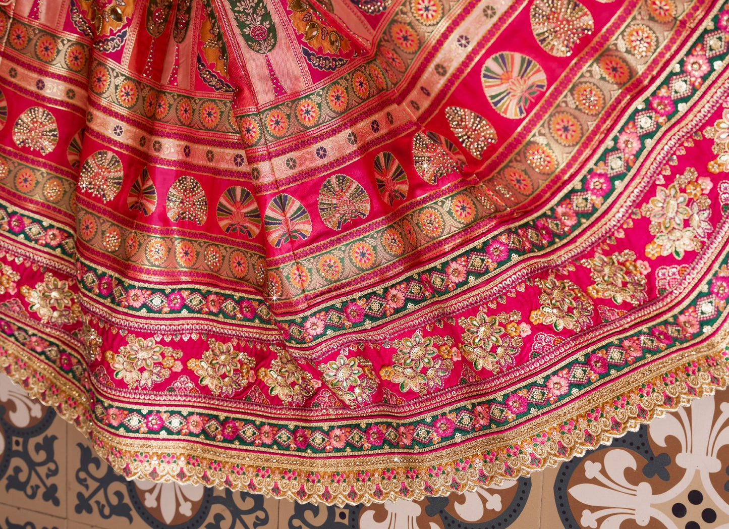 Lehenga de mariée rouge rose et pêche en soie Banarasi premium, broderies Swarovski, sequins,  avec ceinture et pochette COLLECTION AMYRA