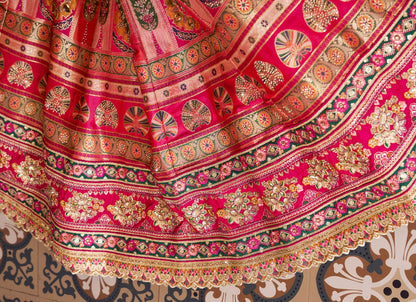 Lehenga de mariée rouge rose et pêche en soie Banarasi premium, broderies Swarovski, sequins,  avec ceinture et pochette COLLECTION AMYRA