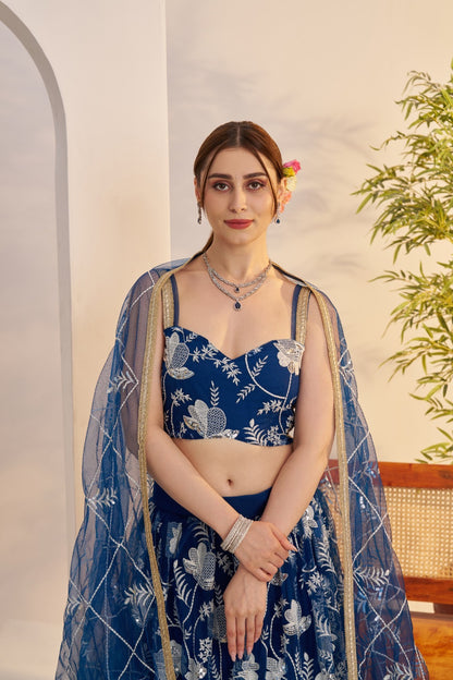 Lehenga bleu marine en filet avec broderies et sequins COLLECTION MAISHA