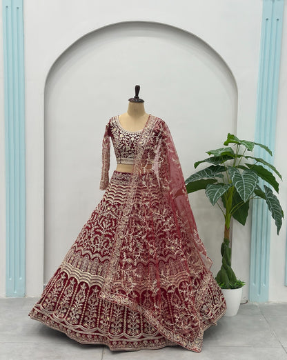 Lehenga rouge foncé design en tulle premium avec broderies traditionnelles et zari
