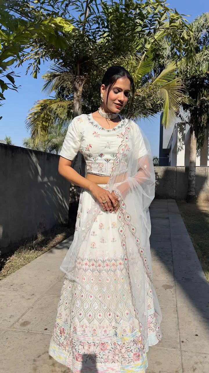 Lehenga blanc en georgette avec broderie multicolore en fil, travail en dori et sequins