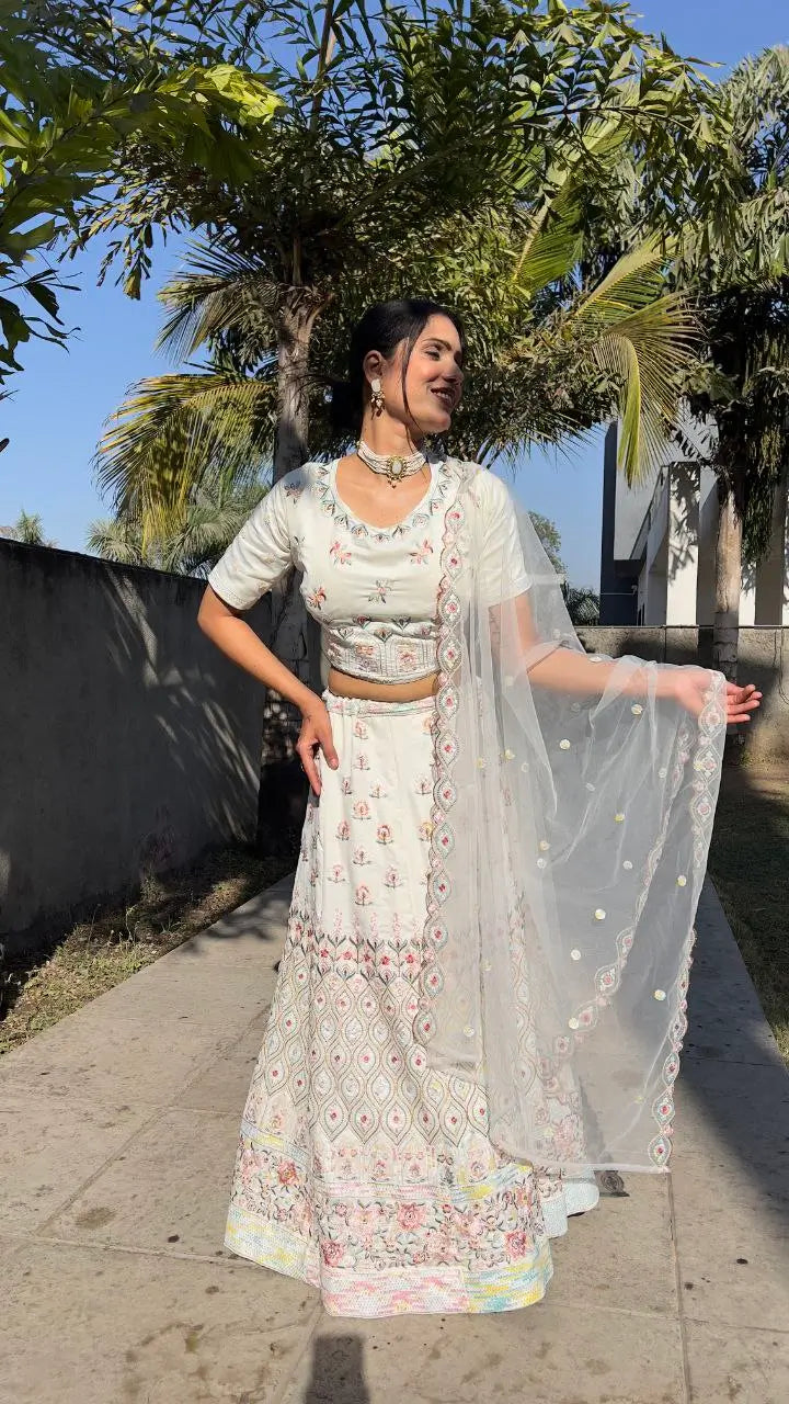 Lehenga blanc en georgette avec broderie multicolore en fil, travail en dori et sequins