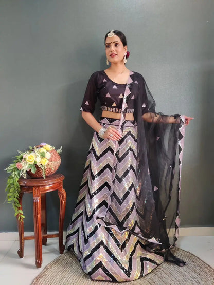 Lehenga Choli en filet noir avec broderie riche en fils et multiples sequins