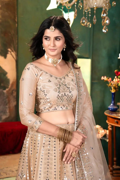 Lehenga beige en satin avec broderie, couture et travail de sequins chargé