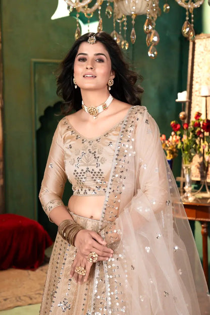 Lehenga beige en satin avec broderie, couture et travail de sequins chargé