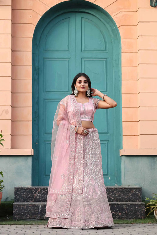 Lehenga en filet rose clair avec broderie, paillettes, travail en dori et sequins chargé