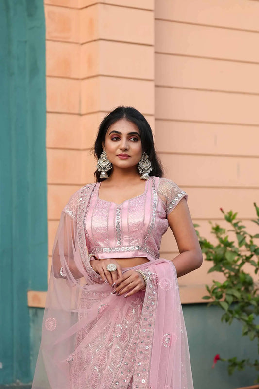 Lehenga en filet rose clair avec broderie, paillettes, travail en dori et sequins chargé