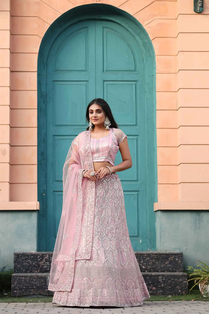 Lehenga en filet rose clair avec broderie, paillettes, travail en dori et sequins chargé