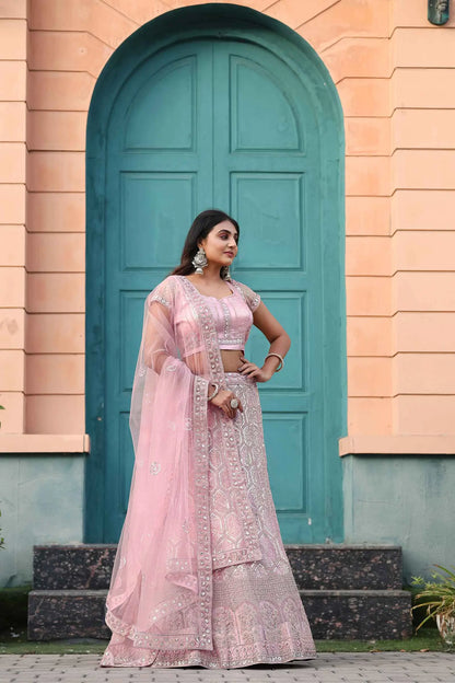 Lehenga en filet rose clair avec broderie, paillettes, travail en dori et sequins chargé