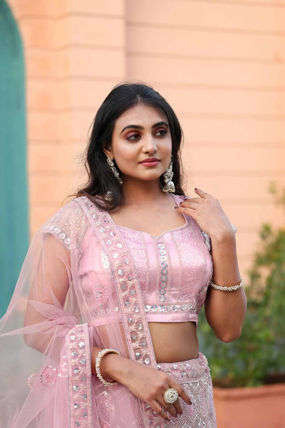 Lehenga en filet rose clair avec broderie, paillettes, travail en dori et sequins chargé