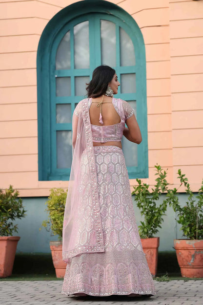 Lehenga en filet rose clair avec broderie, paillettes, travail en dori et sequins chargé
